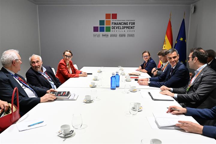2/07/2025. Reunión con economistas. El presidente del Gobierno, Pedro Sánchez, y el ministro de Economía, Comercio y Empresa, Carlos Cuerpo,...