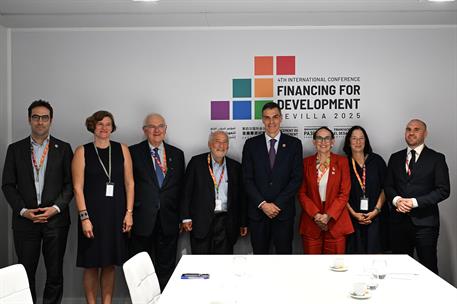 2/07/2025. Reunión con economistas. El presidente del Gobierno, Pedro Sánchez, y el ministro de Economía, Comercio y Empresa, Carlos Cuerpo,...