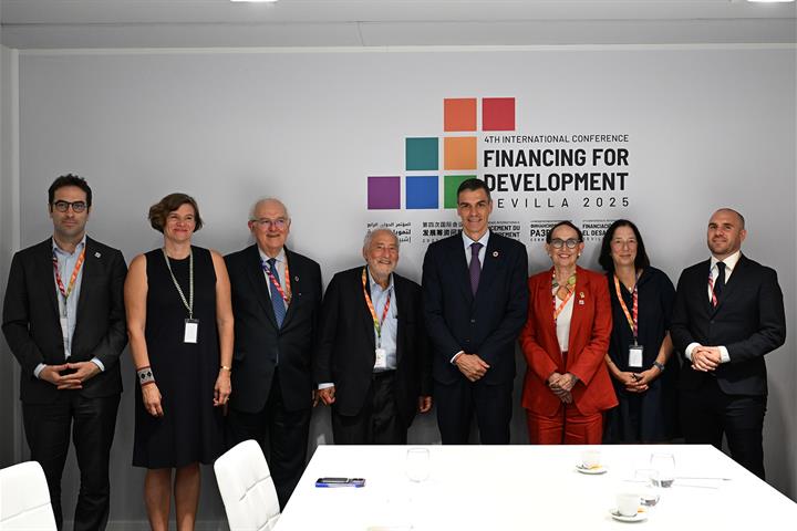 2/07/2025. Reunión con economistas. El presidente del Gobierno, Pedro Sánchez, y el ministro de Economía, Comercio y Empresa, Carlos Cuerpo,...