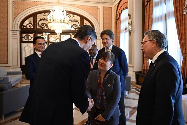 2/07/2025. Almuerzo con empresarios que participan en el International Business Forum. El presidente del Gobierno, Pedro Sánchez, saluda a u...