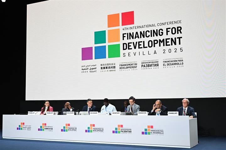 2/07/2025. Mesa redonda "Lograr una arquitectura de deuda soberana orientada al desarrollo". El presidente del Gobierno, Pedro Sánchez, part...