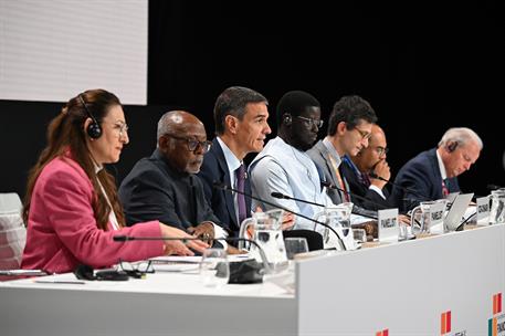 2/07/2025. Mesa redonda &quot;Lograr una arquitectura de deuda soberana orientada al desarrollo&quot;. El presidente del Gobierno, Pedro S&#225;nchez, inte...
