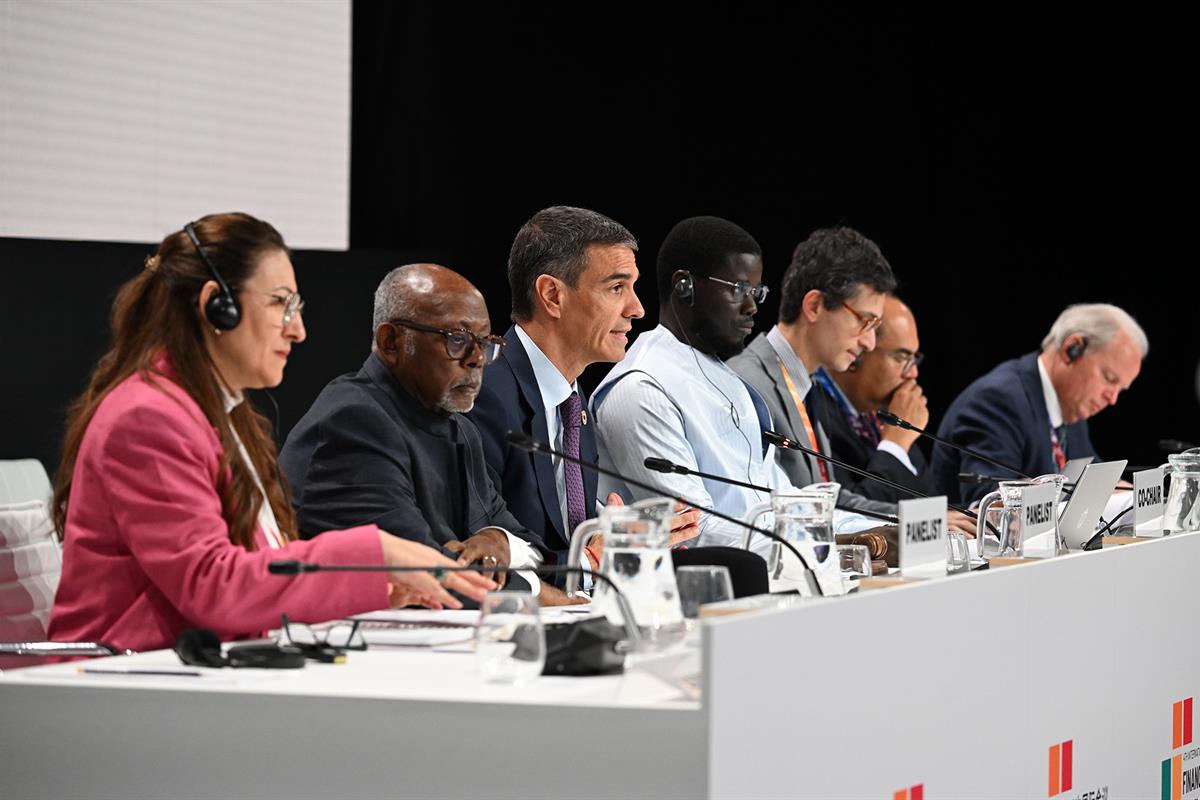 2/07/2025. Mesa redonda "Lograr una arquitectura de deuda soberana orientada al desarrollo". El presidente del Gobierno, Pedro Sánchez, inte...