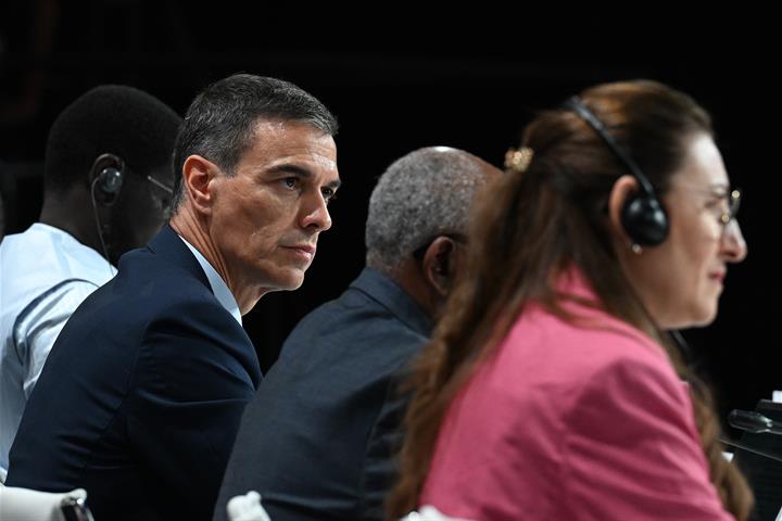 2/07/2025. Mesa redonda "Lograr una arquitectura de deuda soberana orientada al desarrollo". El presidente del Gobierno, Pedro Sánchez, part...