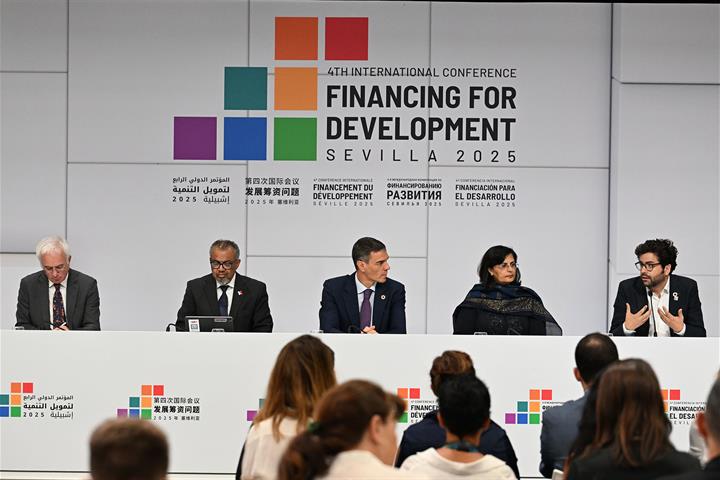 El presidente del Gobierno en la mesa de ponentes