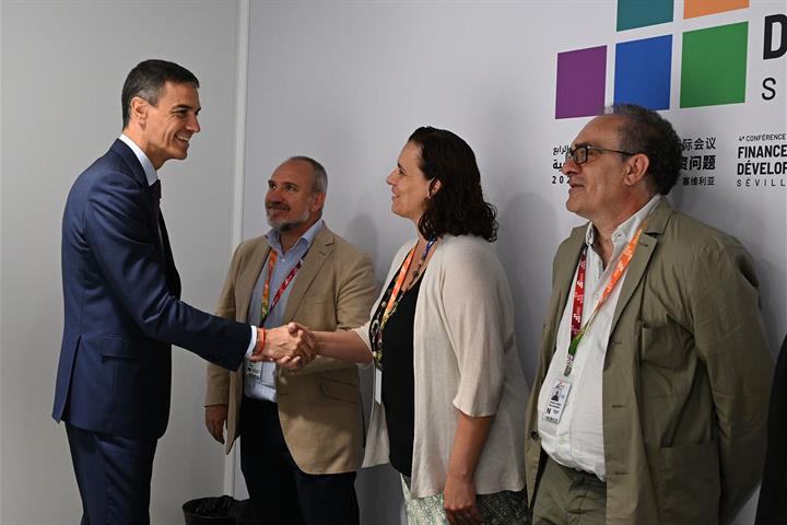 2/07/2025. Pedro Sánchez se reúne con representantes de la sociedad civil en la Conferencia de Sevilla. El presidente del Gobierno, Pedro Sá...