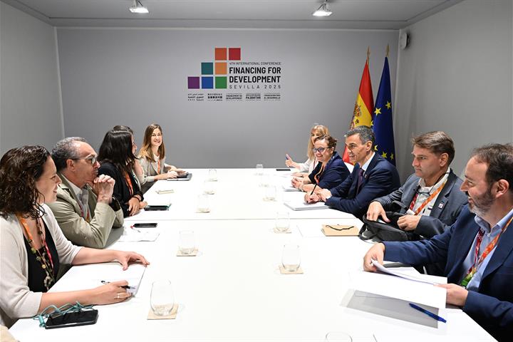 2/07/2025. Pedro Sánchez se reúne con representantes de la sociedad civil en la Conferencia de Sevilla. El presidente del Gobierno, Pedro Sá...
