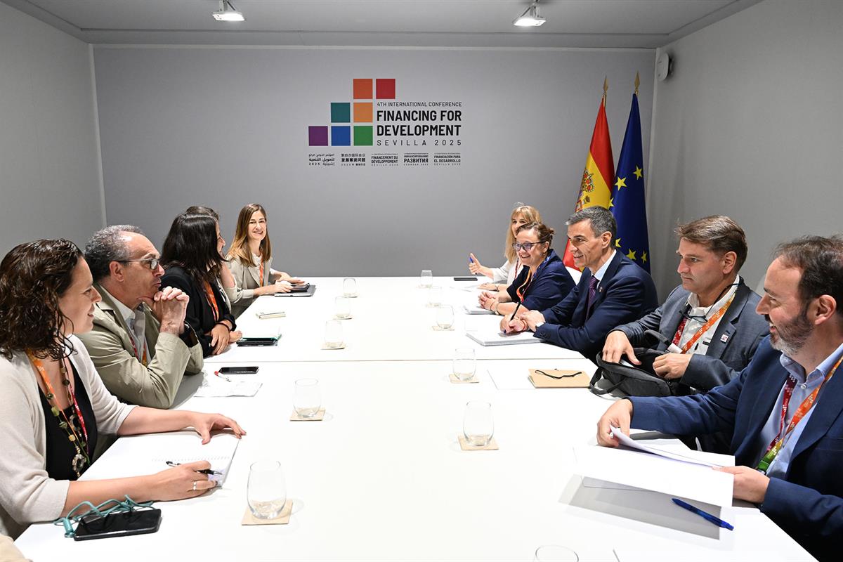 2/07/2025. Pedro Sánchez se reúne con representantes de la sociedad civil en la Conferencia de Sevilla. El presidente del Gobierno, Pedro Sá...