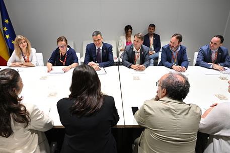 2/07/2025. Pedro Sánchez se reúne con representantes de la sociedad civil en la Conferencia de Sevilla. Reunión del presidente del Gobierno ...