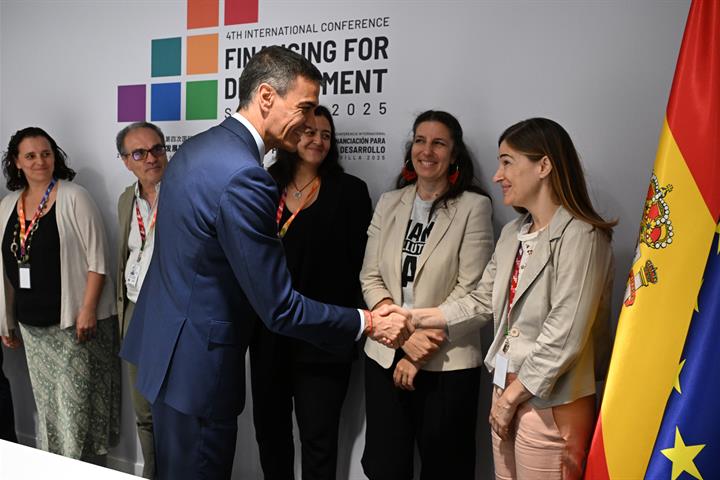 El presidente del Gobierno saluda a los representantes de la sociedad civil