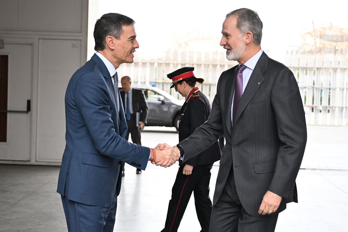 3/03/2025. El presidente del Gobierno asiste al Mobile World Congress 2025. El presidente del Gobierno, Pedro Sánchez, saluda al rey Felipe ...