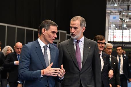 3/03/2025. El presidente asiste a la inaguración del Mobile World Congress 2025. El presidente del Gobierno, Pedro Sánchez, conversa con el ...