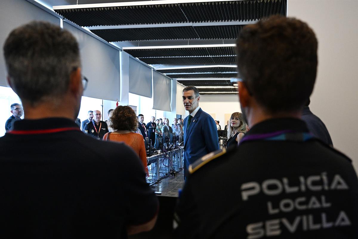 El presidente del Gobierno, Pedro Sánchez, con miembros de las Fuerzas y Cuerpos de Seguridad del Estado