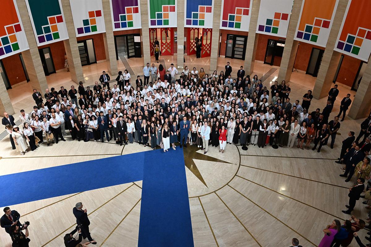 El presidente del Gobierno, con colaboradores y voluntarios de la Conferencia