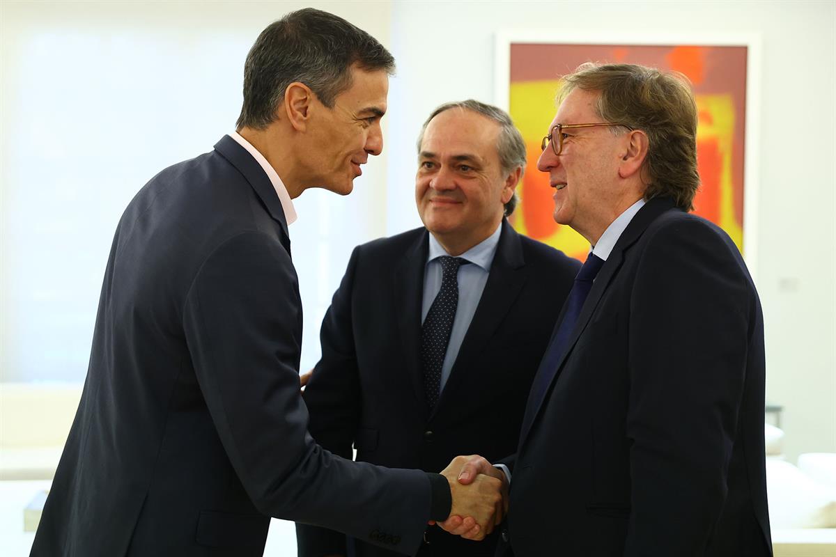 3/11/2025. Pedro Sánchez receives representatives of SAPA. The President of the Government of Spain, Pedro Sánchez, greets the CEO of SAPA, ...