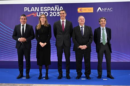 3/12/2025. Pedro Sánchez presenta el Plan España Auto 2030. El presidente de ANFAC, Josep Mº Recasens, la vicepresidenta tercera, Sara Aages...