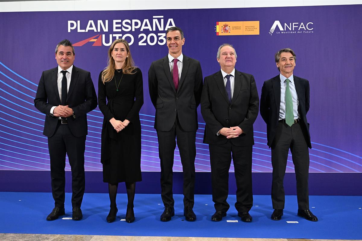 3/12/2025. Pedro Sánchez presenta el Plan España Auto 2030. El presidente de ANFAC, Josep Mº Recasens, la vicepresidenta tercera, Sara Aages...