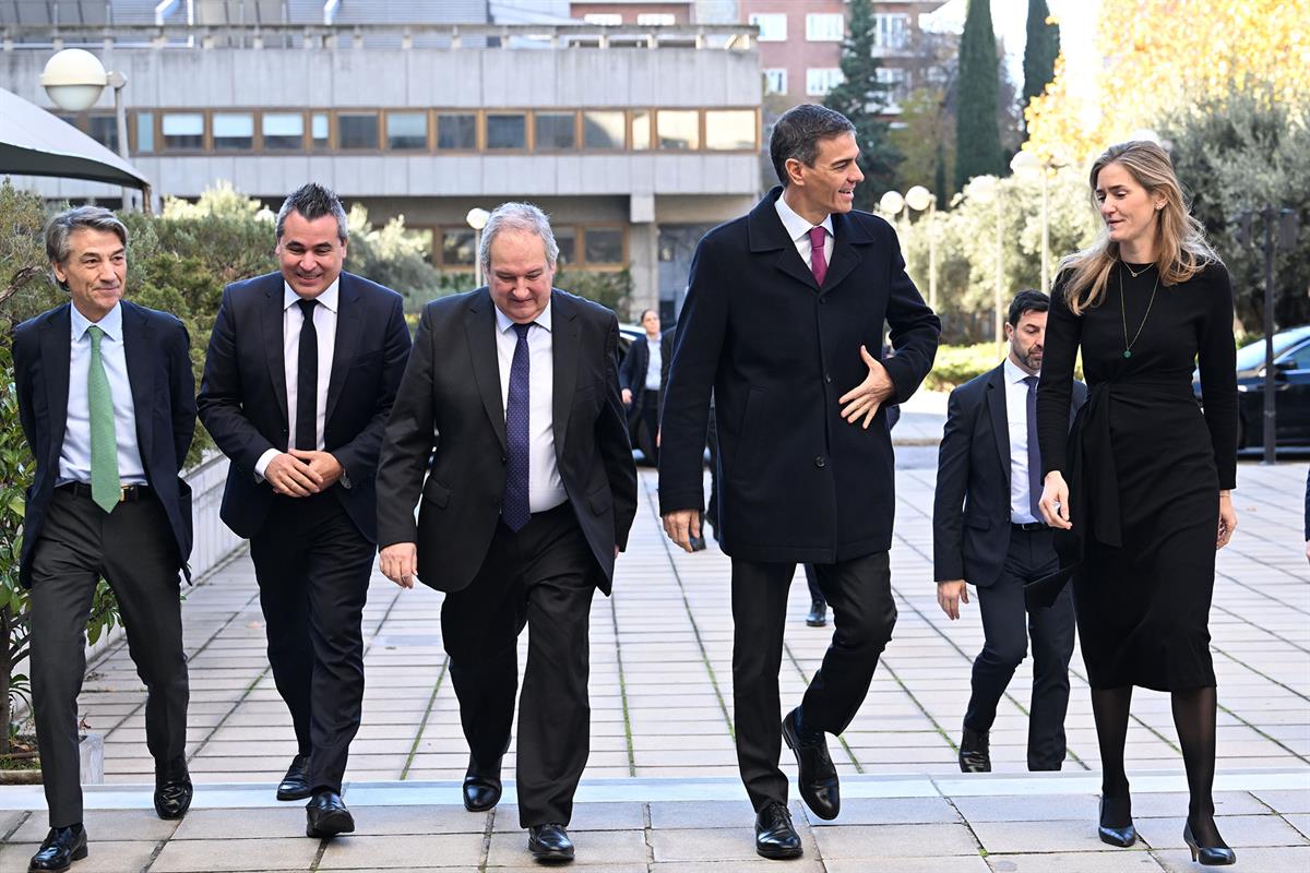 3/12/2025. Pedro Sánchez presenta el Plan España Auto 2030. El presidente del Gobierno, Pedro Sánchez, junto al ministro de Industria y Turi...