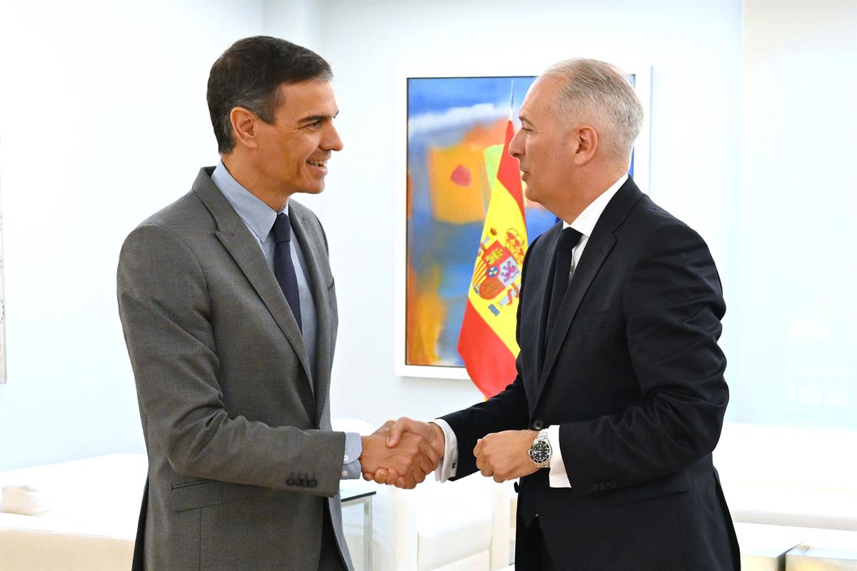 4/06/2025. Pedro Sánchez se reúne con el presidente interino de Seat y Cupra. El presidente del Gobierno, Pedro Sánchez, saluda al president...