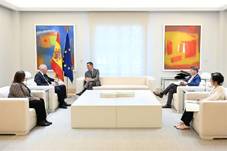 4/06/2025. Pedro Sánchez se reúne con el presidente interino de Seat y Cupra. El presidente del Gobierno, Pedro Sánchez, en la reunión con l...