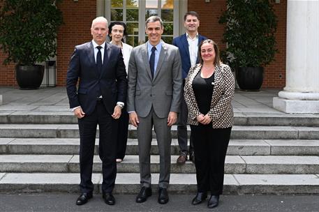 4/06/2025. Pedro Sánchez se reúne con el presidente interino de Seat y Cupra. Foto de grupo de la reunión del presidente del Gobierno con el...