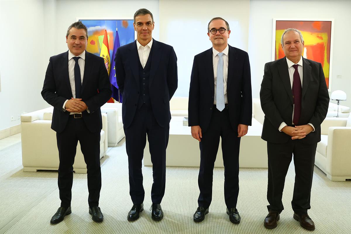 4/11/2025. Pedro Sánchez receives the CEO of the Renault Group. The president of Renault Spain and director of Strategy and Business Develop...