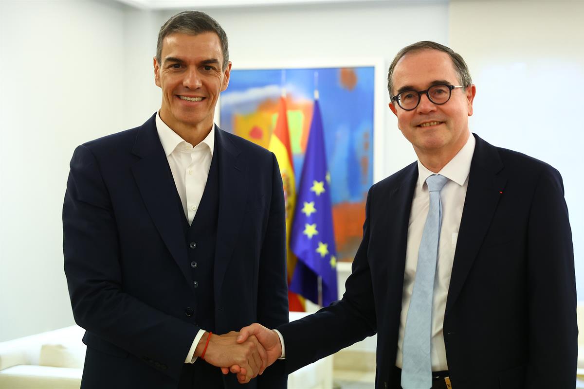 4/11/2025. Pedro Sánchez recibe al consejero delegado del Grupo Renault. El presidente del Gobierno, Pedro Sánchez, y el consejero delegado ...