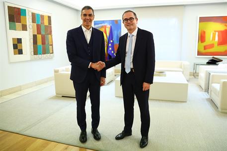 4/11/2025. Pedro Sánchez recibe al consejero delegado del Grupo Renault. El presidente del Gobierno, Pedro Sánchez, y el consejero delegado ...