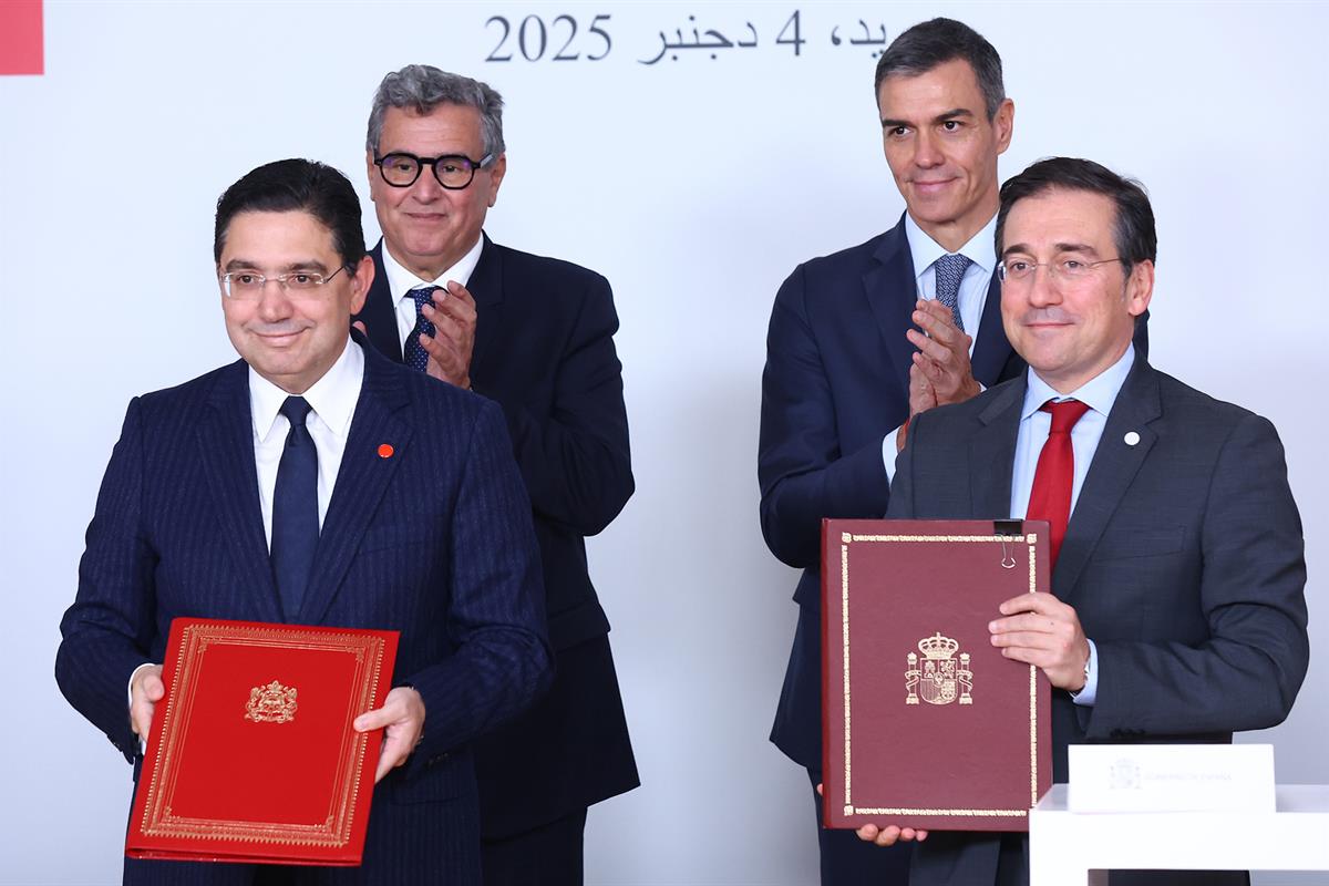 El ministro de Asuntos Exteriores, Unión Europea y Cooperación, José Manuel Albares, y su homólogo marroquí, Nasser Bourita, tra