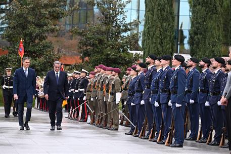 4/12/2025. XIII Reunión de Alto Nivel España-Marruecos. El presidente del Gobierno, Pedro Sánchez, recibe con honores militares al primer mi...