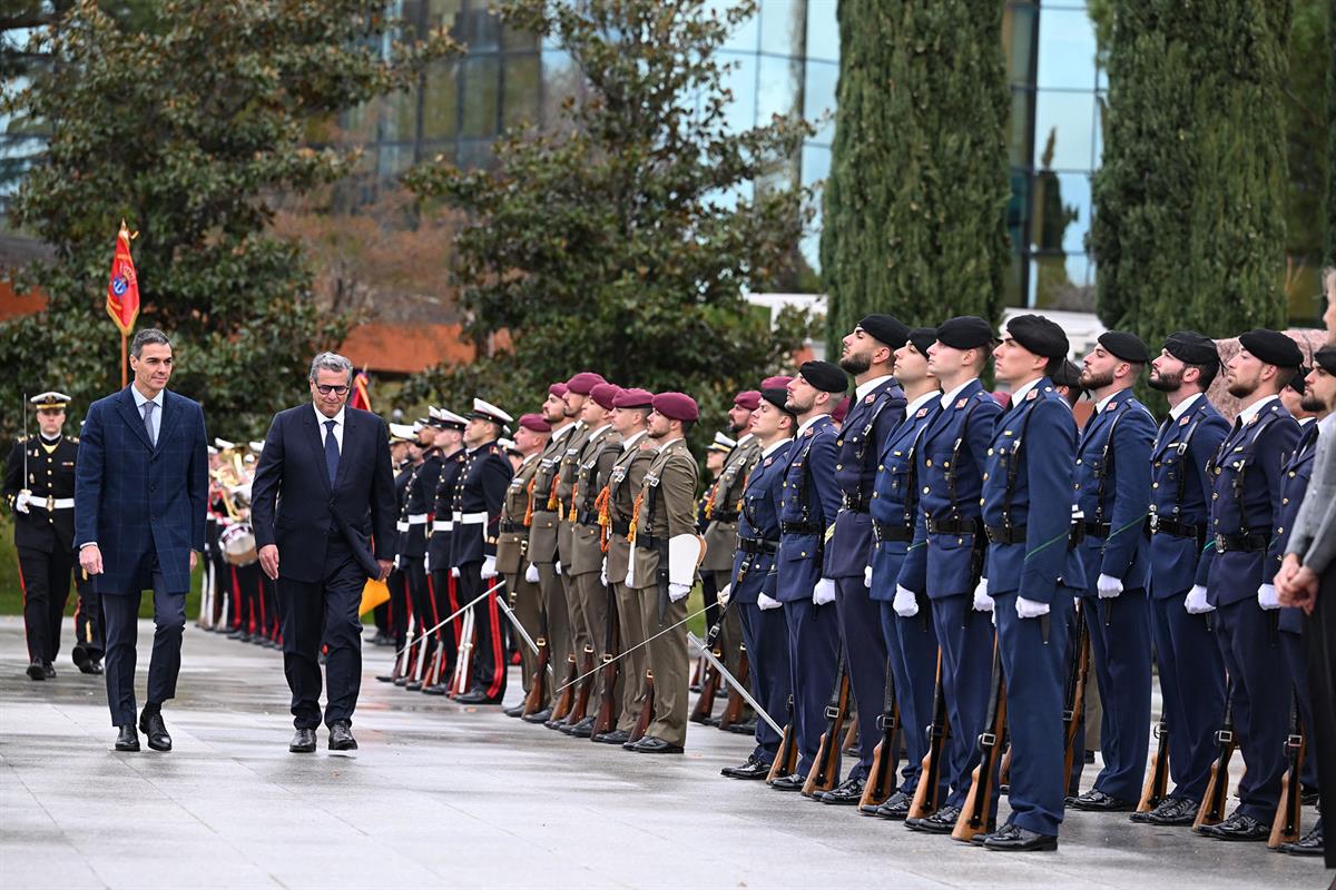 4/12/2025. XIII Reunión de Alto Nivel España-Marruecos. El presidente del Gobierno, Pedro Sánchez, recibe con honores militares al primer mi...
