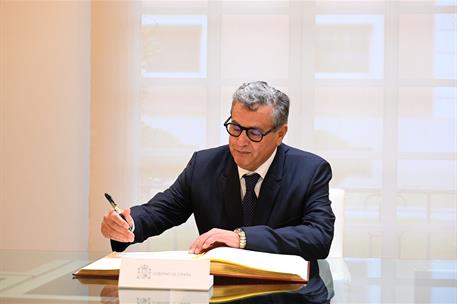 4/12/2025. XIII Reunión de Alto Nivel España-Marruecos. El primer ministro marroquí, Aziz Akhannouch, firma en el Libro de Honor de La Moncloa.