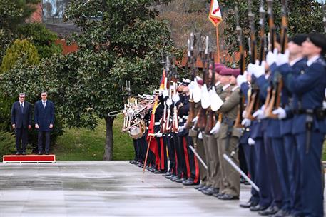 4/12/2025. XIII Reunión de Alto Nivel España-Marruecos. El presidente del Gobierno, Pedro Sánchez, recibe con honores militares al primer mi...