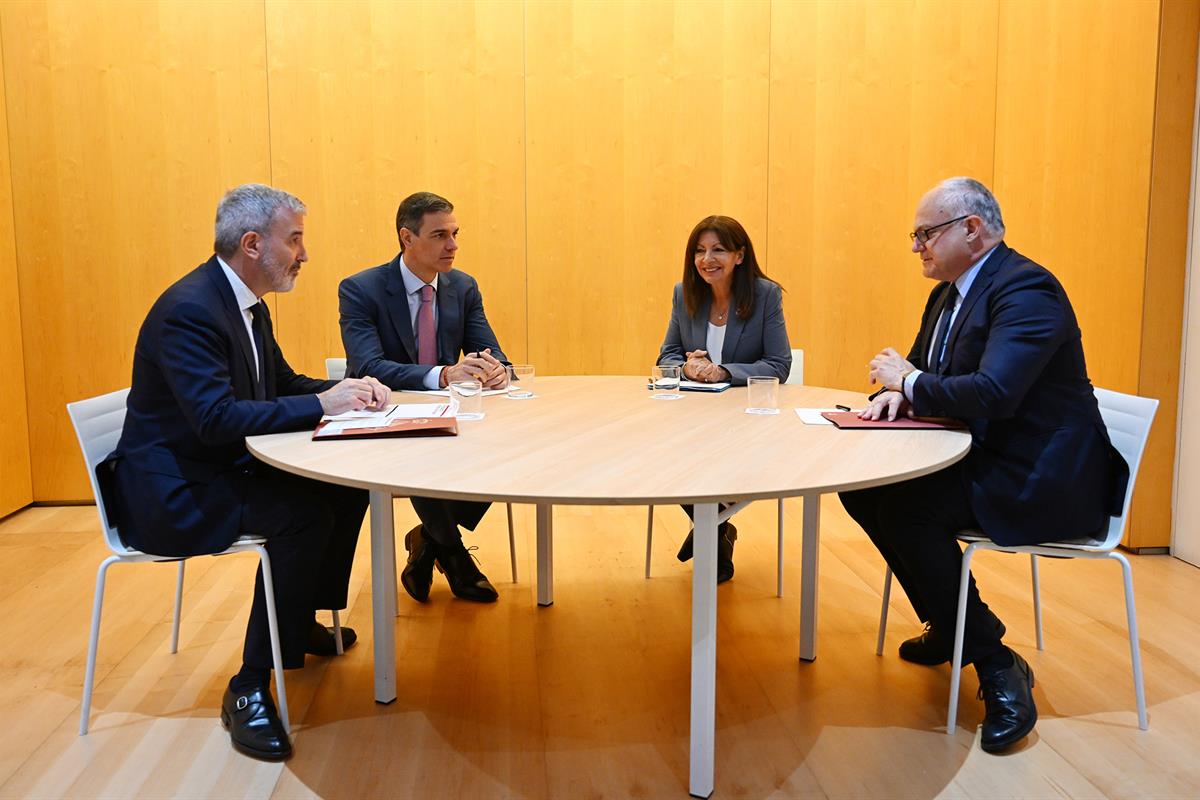 5/05/2025. El presidente del Gobierno se reúne con los alcaldes de Roma, París y Barcelona. El presidente del Gobierno, Pedro Sánchez, manti...