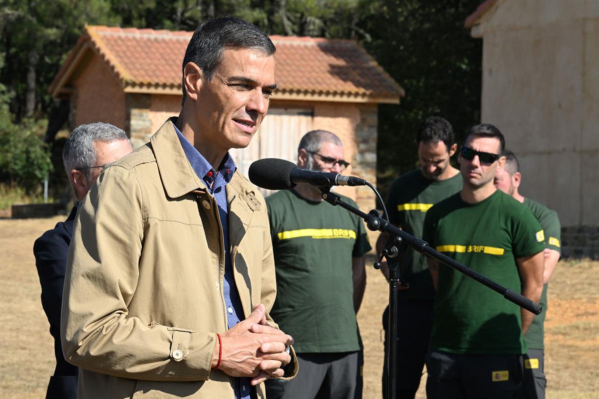5/09/2025. Pedro Sánchez visita la base de la BRIF de Tabuyo del Monte (León). El presidente del Gobierno, Pedro Sánchez, se dirige a los as...