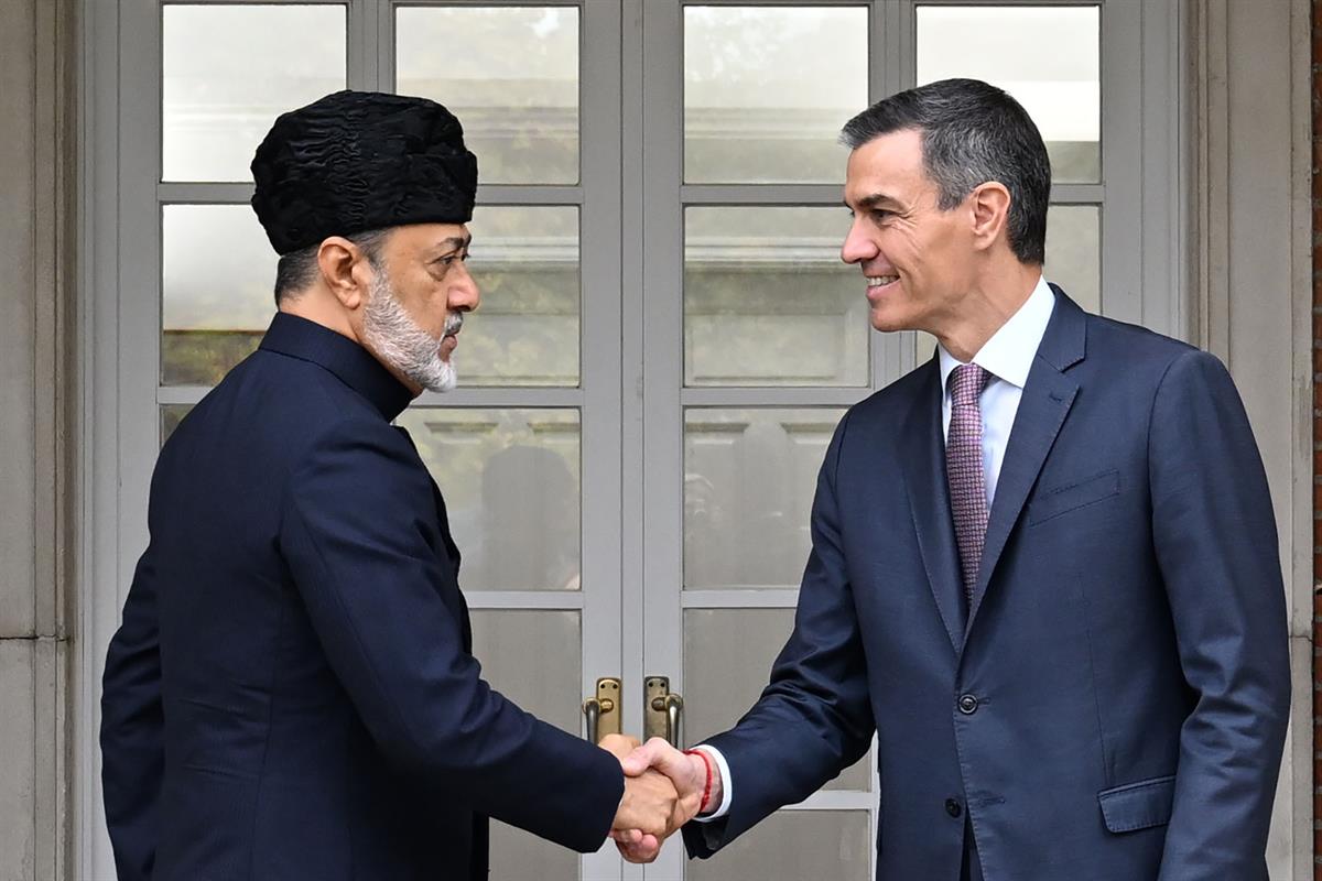 5/11/2025. Pedro Sánchez, recibe al sultán de Omán, S.M. Haitham Bin Tariq Al-Busaid. El presidente del Gobierno, Pedro Sánchez, y el sultán...