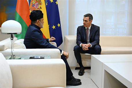 5/11/2025. Pedro Sánchez, recibe al sultán de Omán, S.M. Haitham Bin Tariq Al-Busaid. El presidente del Gobierno, Pedro Sánchez, durante su ...
