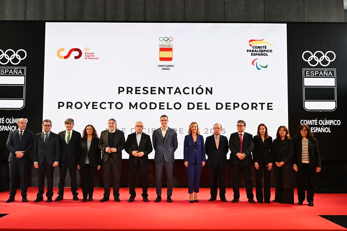 5/12/2025. Sánchez presents the 'Sports Model' report. Group photo of the presentation event for the 'Sports Model' project