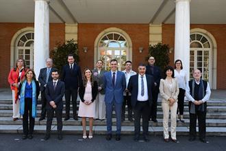 7/04/2025. Pedro Sánchez receives representatives of the Roma people. Group photo of the President of the Government of Spain, Pedro Sánchez...