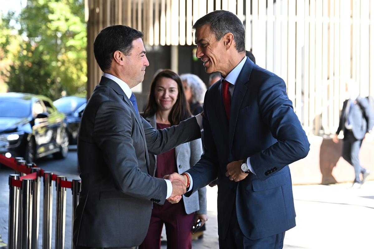 7/10/2025. Pedro Sánchez inaugura la IX Cumbre Global de la Alianza de Gobierno Abierto. El presidente del Gobierno, Pedro Sánchez, saluda a...