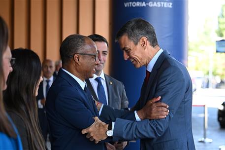 7/10/2025. Pedro Sánchez inaugura la IX Cumbre Global de la Alianza de Gobierno Abierto. El presidente del Gobierno, Pedro Sánchez, saluda a...