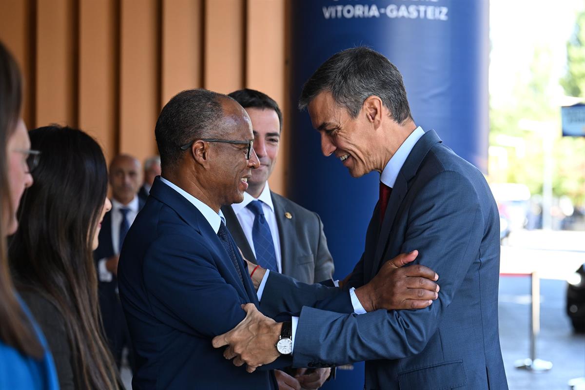 7/10/2025. Pedro Sánchez inaugura la IX Cumbre Global de la Alianza de Gobierno Abierto. El presidente del Gobierno, Pedro Sánchez, saluda a...