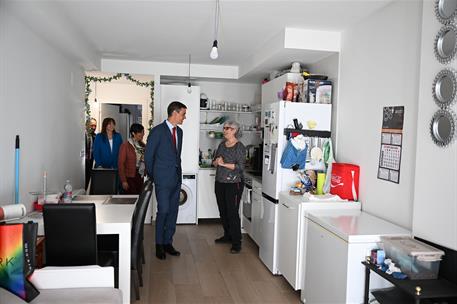 7/10/2025. Pedro Sánchez visita una promoción de 152 viviendas de alquiler asequible en Vitoria-Gasteiz. El presidente del Gobierno, Pedro S...