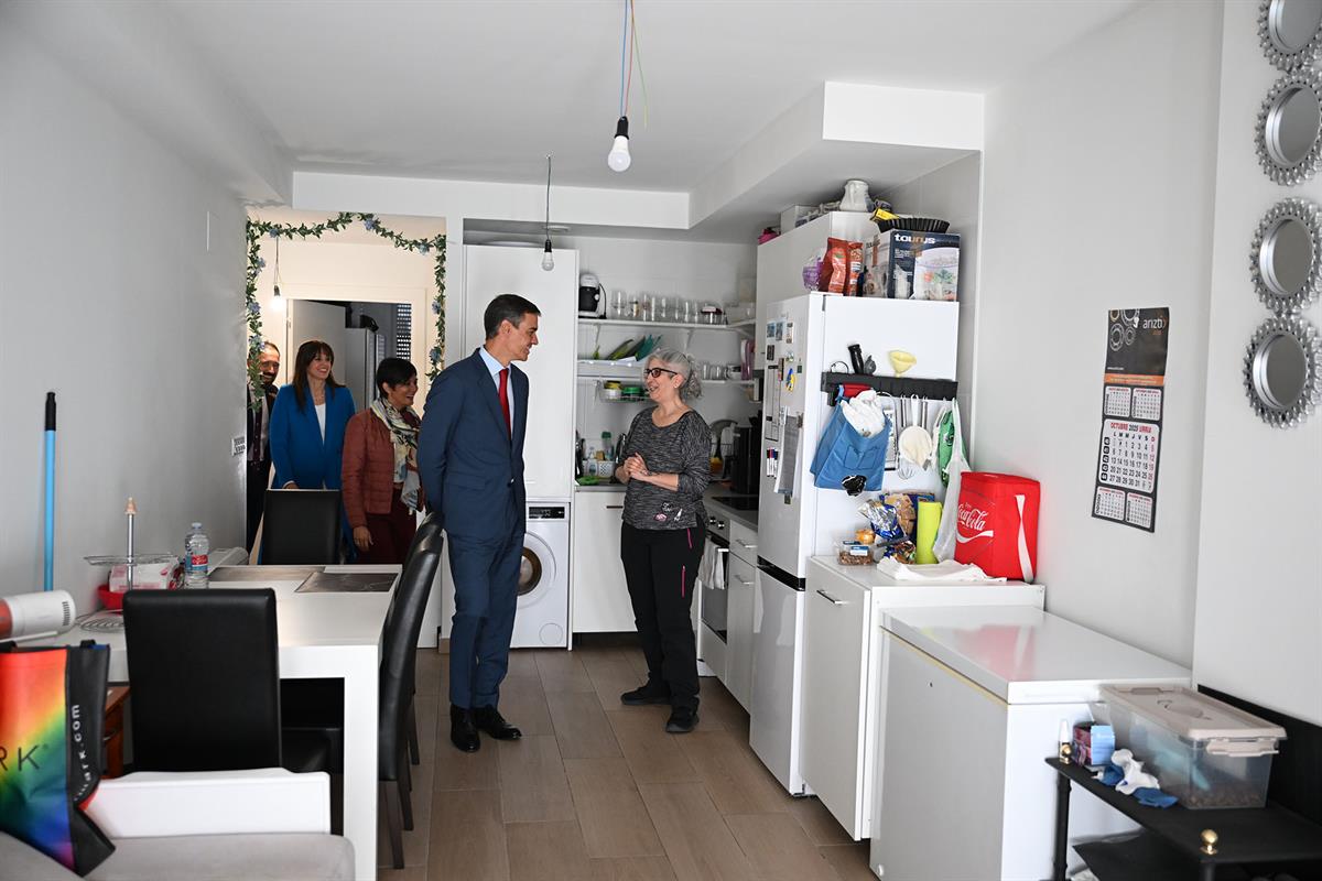 7/10/2025. Pedro Sánchez visita una promoción de 152 viviendas de alquiler asequible en Vitoria-Gasteiz. El presidente del Gobierno, Pedro S...