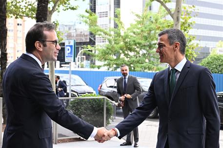 8/09/2025. Pedro Sánchez clausura el acto 'España, vanguardia de la industria verde'. El presidente del Gobierno, Pedro Sánchez, saluda al m...