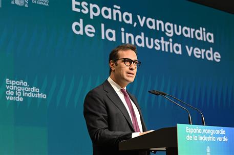 8/09/2025. Pedro Sánchez clausura el acto 'España, vanguardia de la industria verde'. El ministro de Economía, Comercio y Empresa, Carlos Cu...