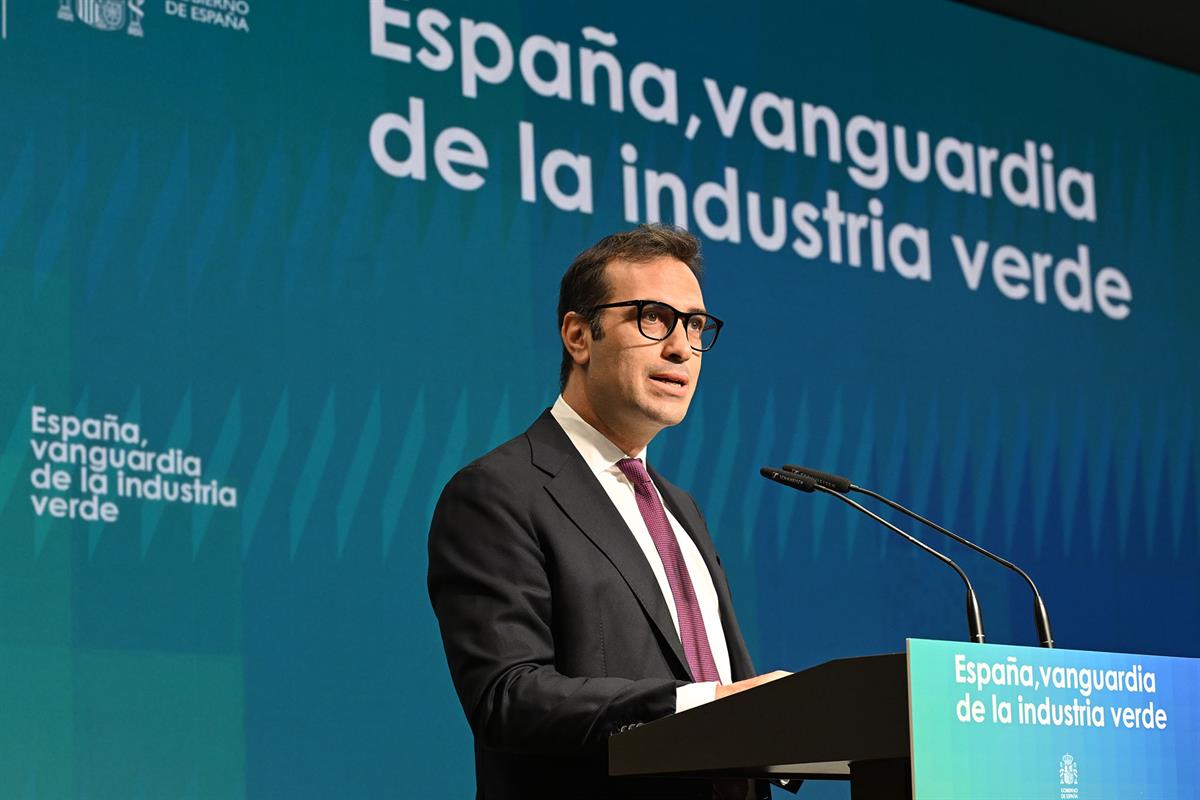 8/09/2025. Pedro Sánchez clausura el acto 'España, vanguardia de la industria verde'. El ministro de Economía, Comercio y Empresa, Carlos Cu...