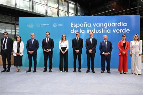 Foto de familia de los participantes en el acto