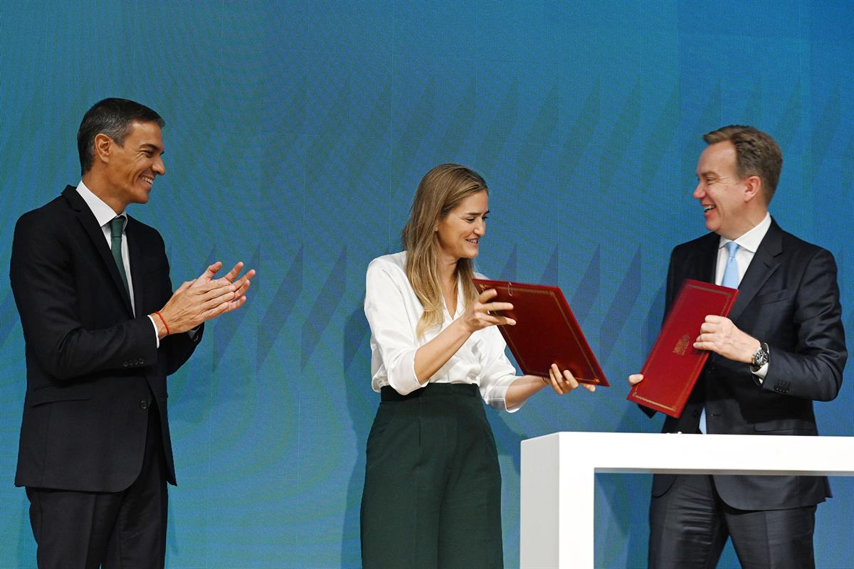 8/09/2025. Pedro Sánchez clausura el acto 'España, vanguardia de la industria verde'. El presidente del Gobierno, Pedro Sánchez, y la vicepr...