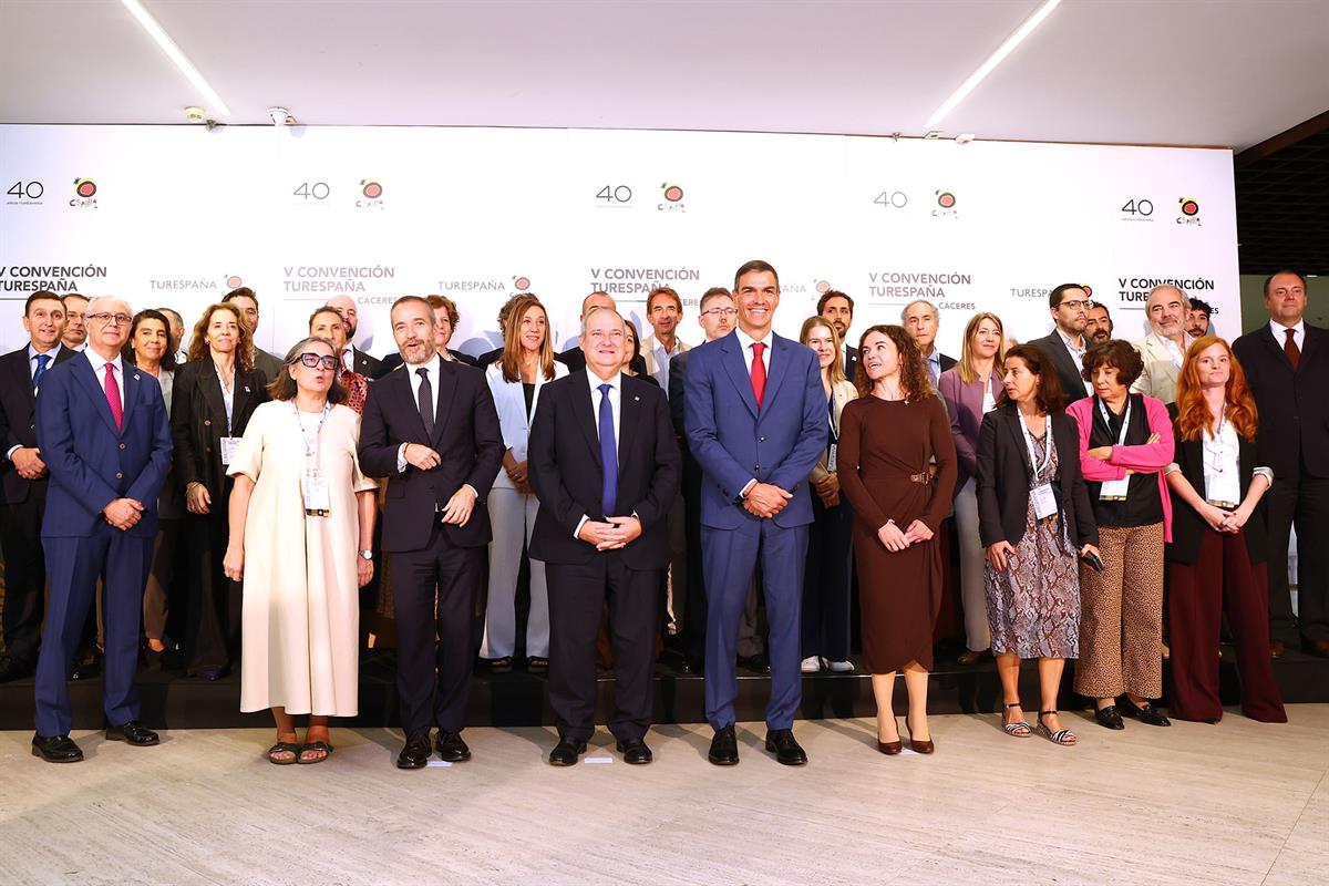 8/10/2025. Pedro Sánchez presenta la Estrategia España Turismo 2030. El ministro de Industria y Turismo, Jordi Hereu, y el presidente del Go...